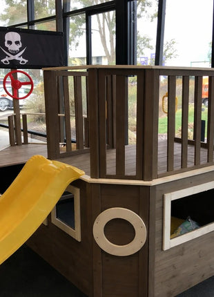Dečija drvena penjalica Piratski brod sa toboganom i peskarnikom KINDER HOME – Za dvorište i baštu, 310×320×180 cm