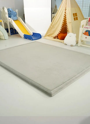 Dečiji tepih sa memorijskom penom KINDER HOME LOLA, 150x200 cm, debljina 3,5 cm, baršunasto mekan vodoodbojni gornji sloj, memori pena, protivklizna podloga, siva