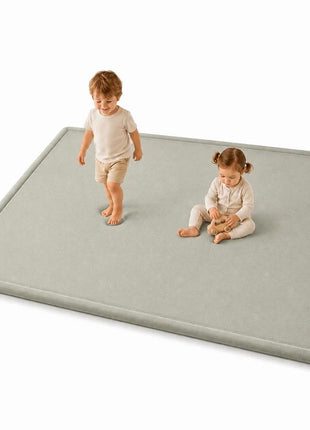Dečiji tepih sa memorijskom penom KINDER HOME LOLA, 150x200 cm, debljina 3,5 cm, baršunasto mekan vodoodbojni gornji sloj, memori pena, protivklizna podloga, siva