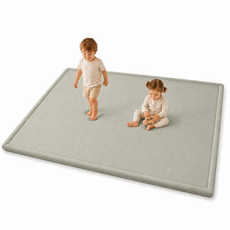 Dečiji tepih sa memorijskom penom KINDER HOME LOLA, 150x200 cm, debljina 3,5 cm, baršunasto mekan vodoodbojni gornji sloj, memori pena, protivklizna podloga, siva
