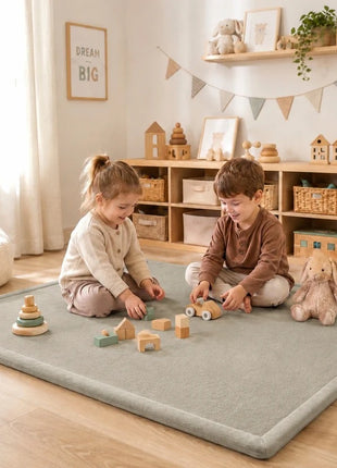 Dečiji tepih sa memorijskom penom KINDER HOME LOLA, 150x200 cm, debljina 3,5 cm, baršunasto mekan vodoodbojni gornji sloj, memori pena, protivklizna podloga, siva