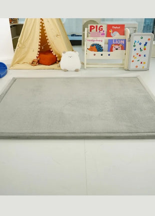 Dečiji tepih sa memorijskom penom KINDER HOME LOLA, 150x200 cm, debljina 3,5 cm, baršunasto mekan vodoodbojni gornji sloj, memori pena, protivklizna podloga, siva