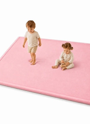 Dečiji tepih sa memorijskom penom  KINDER HOME LOLA, 150x200 cm, debljina 3,5 cm, baršunasto mekan vodootporni gornji sloj, memori pena, podloga protiv klizanja, roze