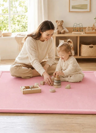 Dečiji tepih sa memorijskom penom  KINDER HOME LOLA, 150x200 cm, debljina 3,5 cm, baršunasto mekan vodootporni gornji sloj, memori pena, podloga protiv klizanja, roze