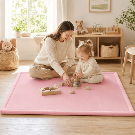 Dečiji tepih sa memorijskom penom  KINDER HOME LOLA, 150x200 cm, debljina 3,5 cm, baršunasto mekan vodootporni gornji sloj, memori pena, podloga protiv klizanja, roze