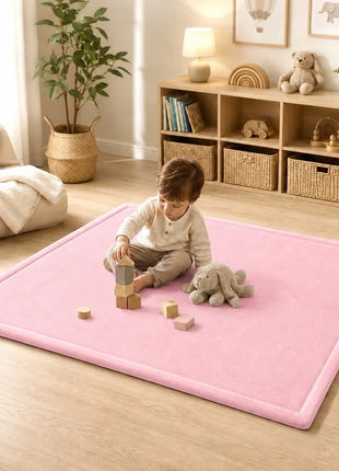 Dečiji tepih sa memorijskom penom  KINDER HOME LOLA, 150x200 cm, debljina 3,5 cm, baršunasto mekan vodootporni gornji sloj, memori pena, podloga protiv klizanja, roze