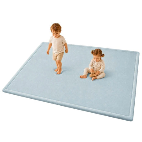 Dečiji tepih sa memorijskim efektom KINDER HOME LOLA, 150x200 cm, debljina 3,5 cm, baršunasto mekan vodootporni gornji sloj, memori pena, protivklizna podloga, plava