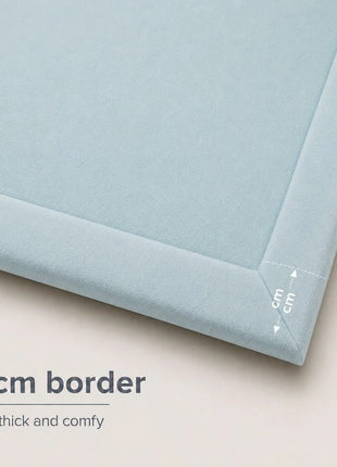 Dečiji tepih sa memorijskim efektom KINDER HOME LOLA, 150x200 cm, debljina 3,5 cm, baršunasto mekan vodootporni gornji sloj, memori pena, protivklizna podloga, plava