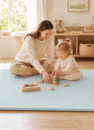 Dečiji tepih sa memorijskim efektom KINDER HOME LOLA, 150x200 cm, debljina 3,5 cm, baršunasto mekan vodootporni gornji sloj, memori pena, protivklizna podloga, plava