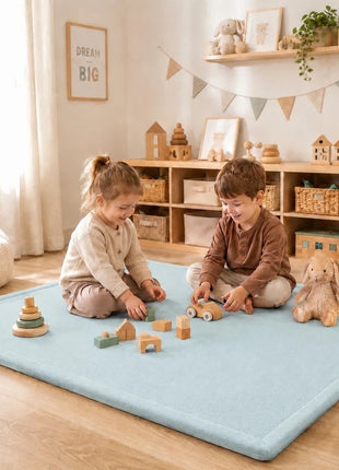 Dečiji tepih sa memorijskim efektom KINDER HOME LOLA, 150x200 cm, debljina 3,5 cm, baršunasto mekan vodootporni gornji sloj, memori pena, protivklizna podloga, plava