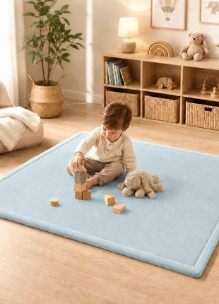 Dečiji tepih sa memorijskim efektom KINDER HOME LOLA, 150x200 cm, debljina 3,5 cm, baršunasto mekan vodootporni gornji sloj, memori pena, protivklizna podloga, plava