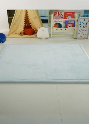 Dečiji tepih sa memorijskim efektom KINDER HOME LOLA, 150x200 cm, debljina 3,5 cm, baršunasto mekan vodootporni gornji sloj, memori pena, protivklizna podloga, plava