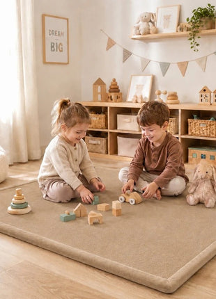 Dečiji tepih sa memorijskom penom KINDER HOME LOLA, 150x200 cm, debljina 3,5 cm, baršunasto mekan vodootporni gornji sloj, memori pena, podloga protiv klizanja, bež