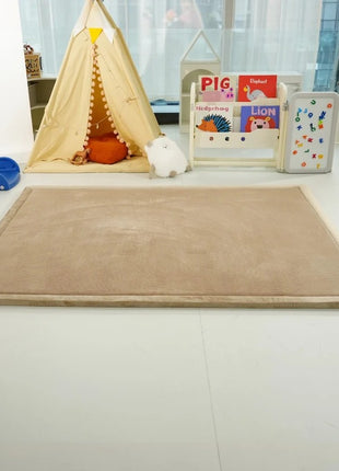 Dečiji tepih sa memorijskom penom KINDER HOME LOLA, 150x200 cm, debljina 3,5 cm, baršunasto mekan vodootporni gornji sloj, memori pena, podloga protiv klizanja, bež