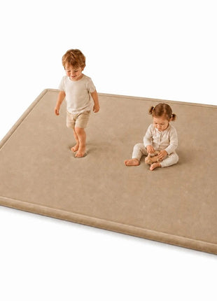 Dečiji tepih sa memorijskom penom KINDER HOME LOLA, 150x200 cm, debljina 3,5 cm, baršunasto mekan vodootporni gornji sloj, memori pena, podloga protiv klizanja, bež