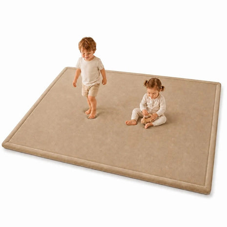 Dečiji tepih sa memorijskom penom KINDER HOME LOLA, 150x200 cm, debljina 3,5 cm, baršunasto mekan vodootporni gornji sloj, memori pena, podloga protiv klizanja, bež