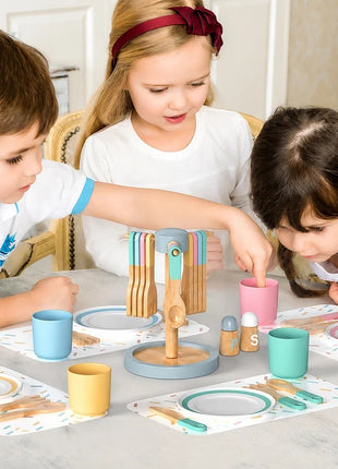 Dečiji drveni trpezarijski set od 33 dela KINDER HOME – Set za igru uloga sa tanjirima, šoljama, priborom za jelo i postoljem