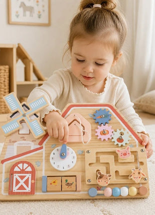 Crvena Montesori aktivna tabla KINDER HOME, farma sa mlinom, lavirintom, satom i zupčanicima
